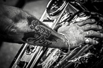 Bikerhände und Tattoos