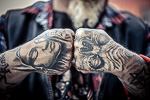 Bikerhände und Tattoos